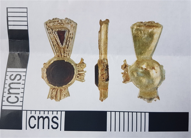 Detektorista našel zlatý přívěsek ze 7. století; nyní byl prohlášen za poklad